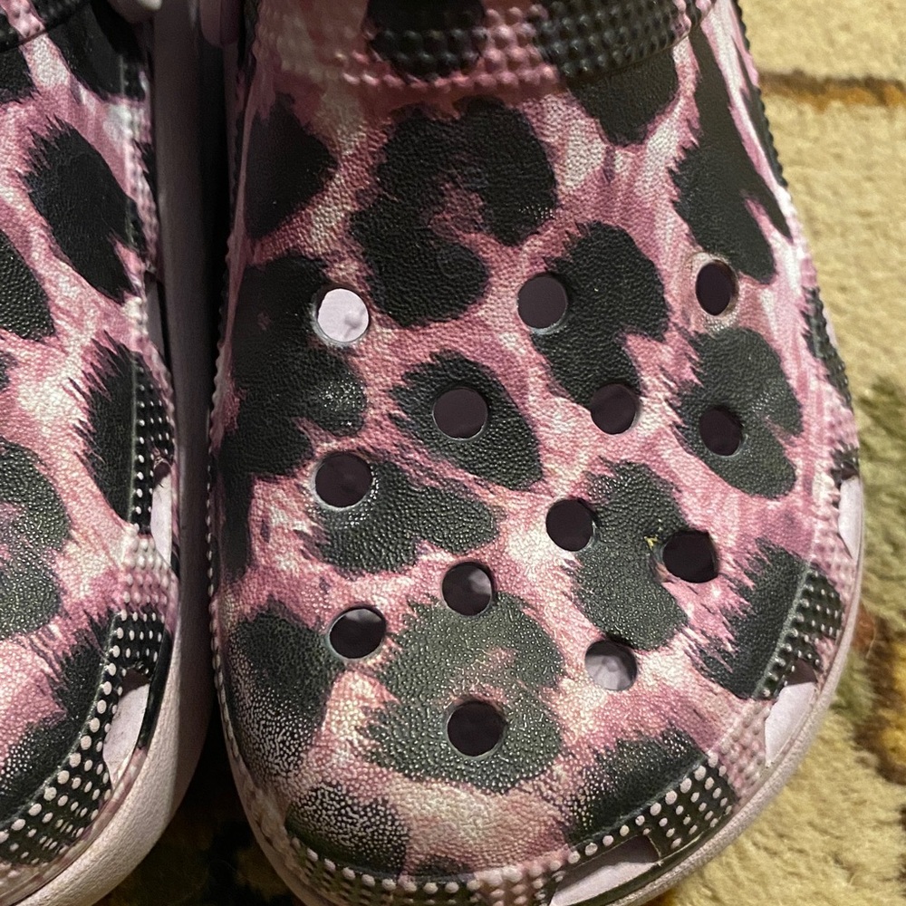 CROCS Kids Shoes in Pink and Black Leopard Print - Picture 2 of 7